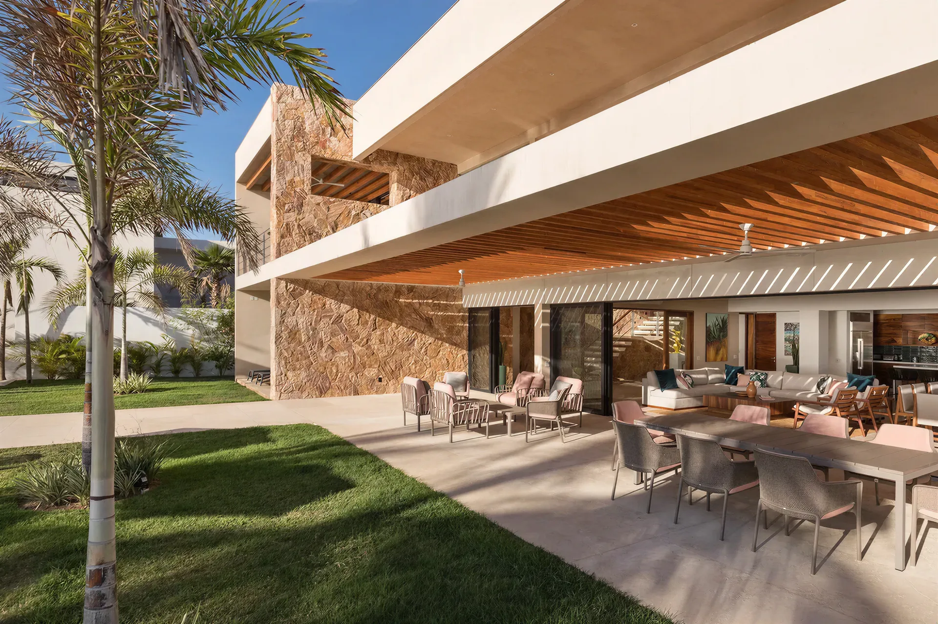 Nardi Rio açılır yemek masası ve sandalyeler, villa terası